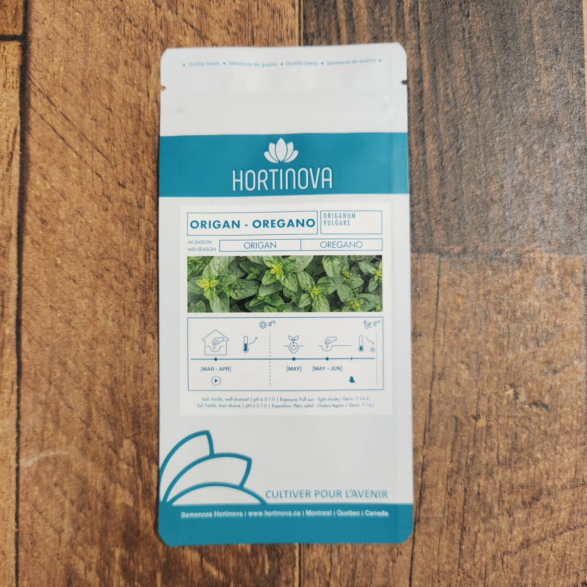 Semences Hortinova de Origan, produit destiné au potager et présenté pour identifier clairement le cultivar avant le semis. Vue 2 de l'emballage ou du produit, à utiliser comme repère visuel avec les conseils de culture, l'exposition, l'arrosage et la récolte indiqués dans la fiche française de Pépinière.ca. Pour Origan, des observations régulières permettent d'ajuster les soins aux conditions réelles du jardin.