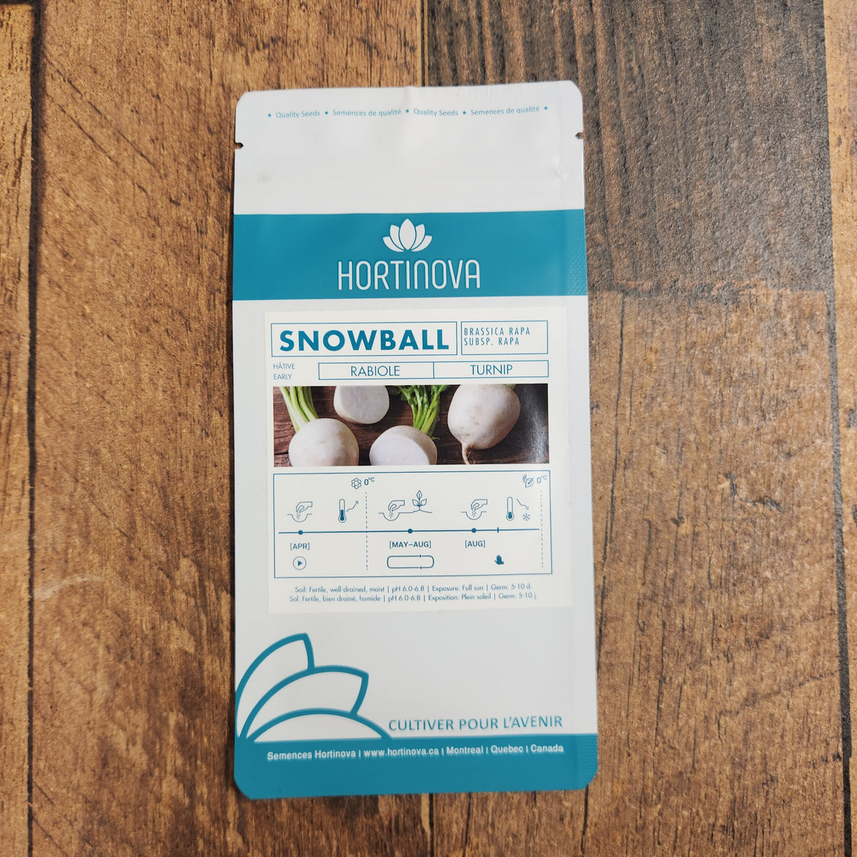 Semences Hortinova de Rabiole blanc 'Snowball', produit destiné au potager et présenté pour identifier clairement le cultivar avant le semis. Vue 2 de l'emballage ou du produit, à utiliser comme repère visuel avec les conseils de culture, l'exposition, l'arrosage et la récolte indiqués dans la fiche française de Pépinière.ca. Pour Rabiole blanc 'Snowball', des observations régulières permettent d'ajuster les soins aux conditions réelles du jardin.