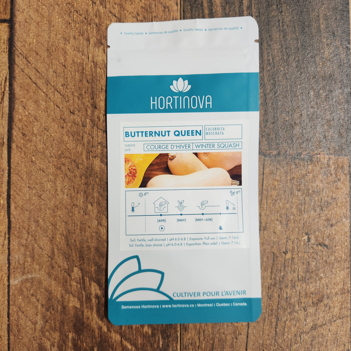 Semences Hortinova de Courge 'Butternut Queen', produit destiné au potager et présenté pour identifier clairement le cultivar avant le semis. Vue 2 de l'emballage ou du produit, à utiliser comme repère visuel avec les conseils de culture, l'exposition, l'arrosage et la récolte indiqués dans la fiche française de Pépinière.ca. Pour Courge 'Butternut Queen', des observations régulières permettent d'ajuster les soins aux conditions réelles du jardin.