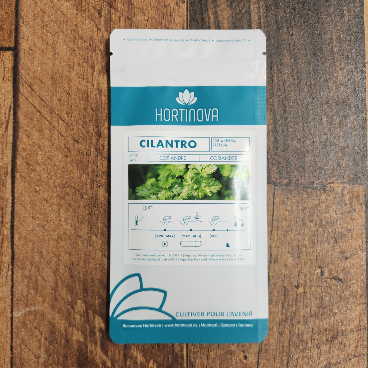 Semences Hortinova de Coriandre, produit destiné au potager et présenté pour identifier clairement le cultivar avant le semis. Vue 2 de l'emballage ou du produit, à utiliser comme repère visuel avec les conseils de culture, l'exposition, l'arrosage et la récolte indiqués dans la fiche française de Pépinière.ca. Pour Coriandre, des observations régulières permettent d'ajuster les soins aux conditions réelles du jardin.
