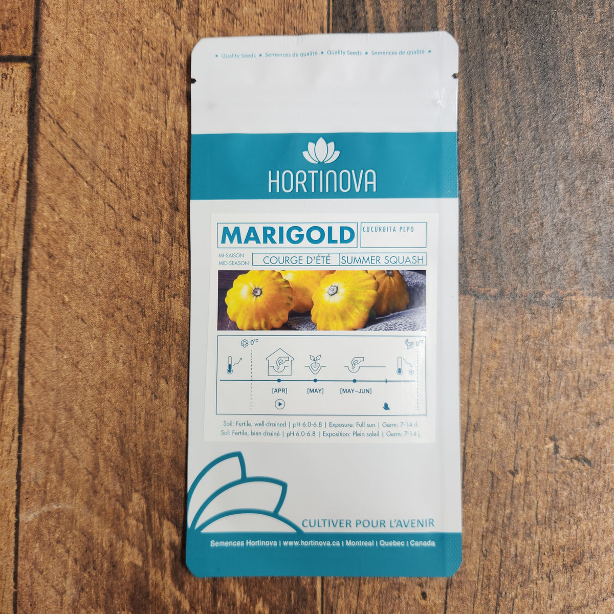 Semences Hortinova de Pâtisson jaune, produit destiné au potager et présenté pour identifier clairement le cultivar avant le semis. Vue 2 de l'emballage ou du produit, à utiliser comme repère visuel avec les conseils de culture, l'exposition, l'arrosage et la récolte indiqués dans la fiche française de Pépinière.ca. Pour Pâtisson jaune, des observations régulières permettent d'ajuster les soins aux conditions réelles du jardin.