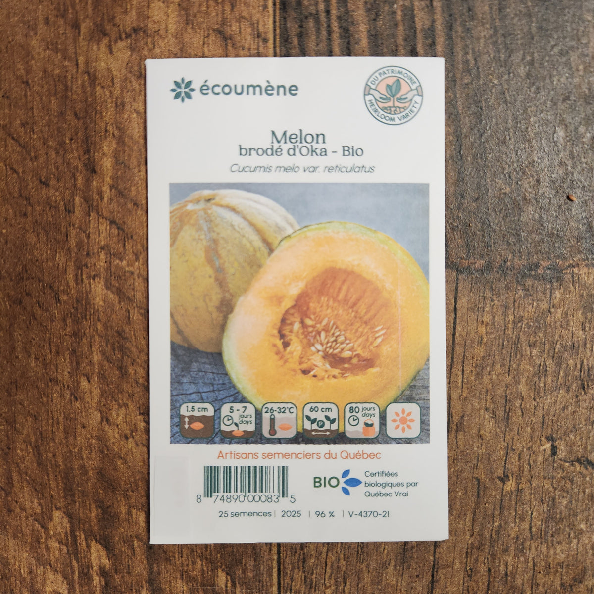 Sachet de semences Melon Brodé dOka. Emballage blanc photographié de face sur un fond de bois brun. Une image du végétal occupe la partie centrale, sous le nom imprimé. De petits pictogrammes et un code-barres apparaissent au bas du sachet. La marque Écoumène figure dans la partie supérieure de cette présentation.