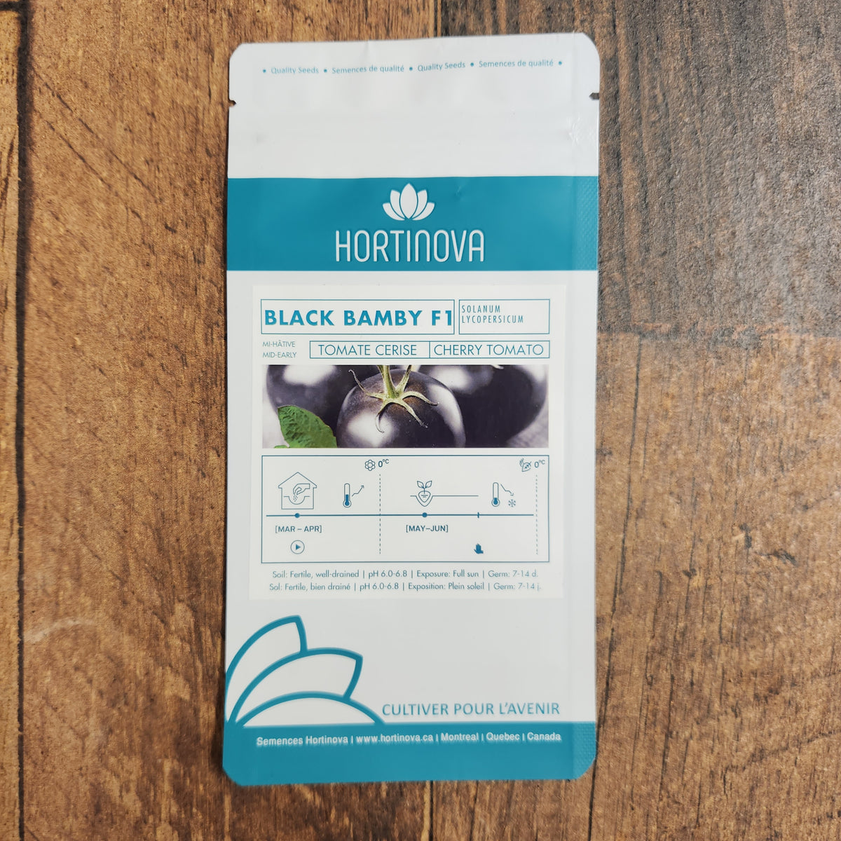 Semences Hortinova de Tomate cerise 'Black Bamby' F1, produit destiné au potager et présenté pour identifier clairement le cultivar avant le semis. Vue 2 de l'emballage ou du produit, à utiliser comme repère visuel avec les conseils de culture, l'exposition, l'arrosage et la récolte indiqués dans la fiche française de Pépinière.ca.