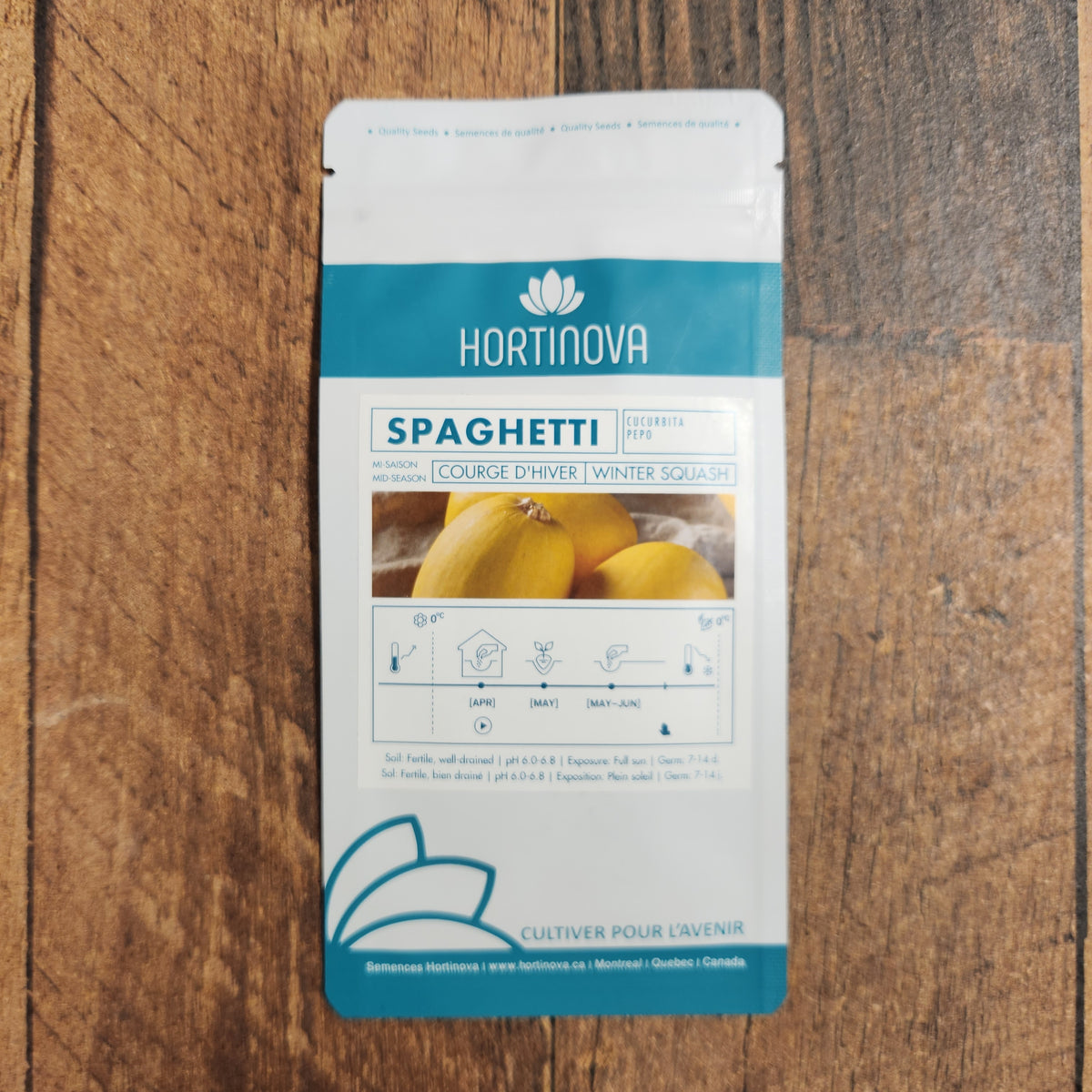 Semences Hortinova de Courge 'Spaghetti', produit destiné au potager et présenté pour identifier clairement le cultivar avant le semis. Vue 2 de l'emballage ou du produit, à utiliser comme repère visuel avec les conseils de culture, l'exposition, l'arrosage et la récolte indiqués dans la fiche française de Pépinière.ca. Pour Courge 'Spaghetti', des observations régulières permettent d'ajuster les soins aux conditions réelles du jardin.