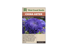 Sachet King Size Mid-Blue de West Coast Seeds sur fond blanc. La photo montre une grande fleur bleu violet, formée de nombreux pétales, avec un centre plus clair. Des feuilles vertes et un bouton floral apparaissent autour. Le bandeau orangé indique China Aster; le nom King Size Mid-Blue et la référence FL4006 sont visibles plus bas.
