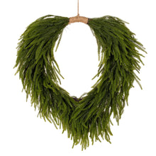 Couronne en cœur de pin Norfolk avec jute – vert