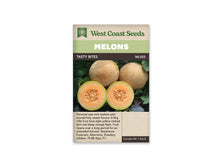 Sachet beige de semences Tasty Bites avec bandeau vert pâle et nom sur fond brun. Deux petits melons entiers à peau jaune brodée sont disposés derrière deux moitiés coupées. La chair orange pâle entoure des graines beiges et porte une fine bordure verte. Des feuilles vert foncé forment l'arrière-plan de la photographie sur le sachet.