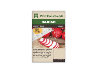 Sachet West Coast Seeds Cherry Belle avec un ruban blanc contenant des graines visible en diagonale sur la photo. Des radis rouges entiers reposent sur du bois, près de fines rondelles à chair blanche. Une pastille jaune indique la présence du ruban, sous le nom Cherry Belle et le titre vert.