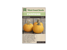 Sachet Naked Bear de West Coast Seeds avec une bande vert pâle et le nom sur fond sombre. La photo montre trois petites citrouilles jaune orangé posées sur des planches de bois. Elles ont des côtes discrètes et de gros pédoncules secs dressés. Le bas du sachet comporte du texte noir sur une zone beige.